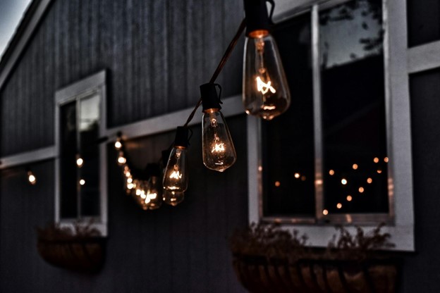 4 Tips for Choosing the Right Outdoor Lighting Professional