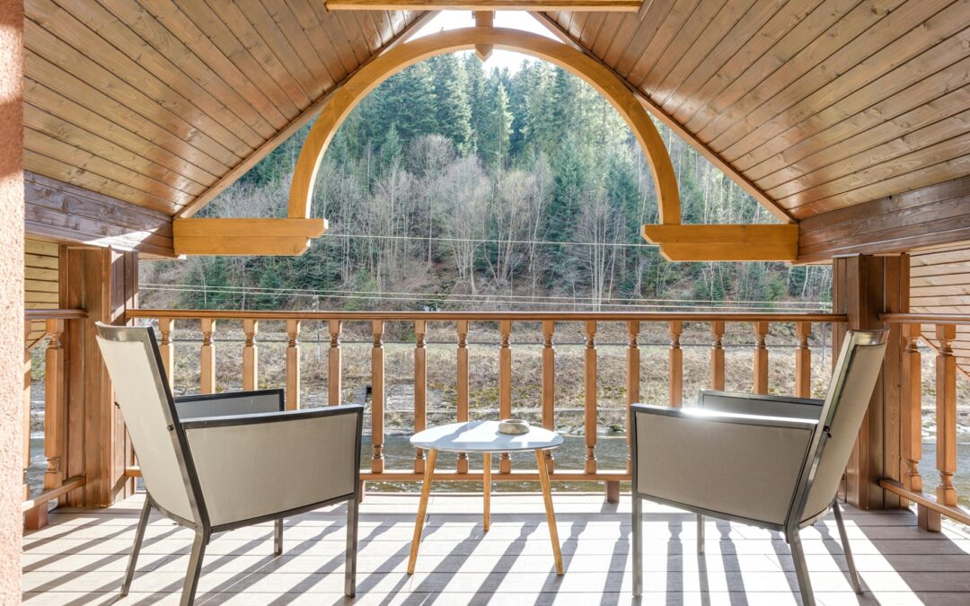 Trends in Decks and Fences: Kitchener’s Stylish Outdoor Spaces